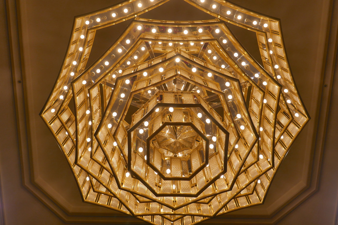 花卉上方豪华的枝形吊灯。名为《金色玫瑰》（多田美波，2001年），使用了368片玻璃板制作而成。帝国酒店的象征之一。